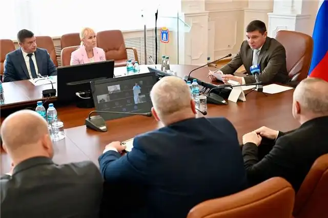 Первышов поручил помочь с работой сотрудникам разрушенного ВСУ склада в Котовске