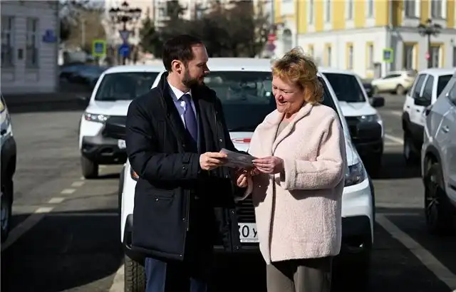 Виталий Королев передал новые автомобили социальным учреждениям и многодетным семьям