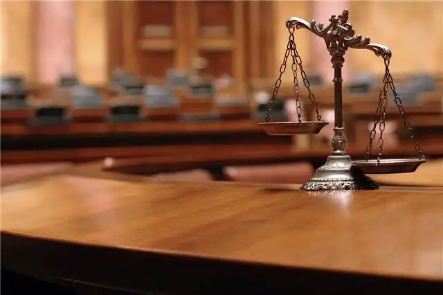 В Дагестане суд приговорил к пяти годам мужчину, надругавшегося над флагом у мемориала ВОВ