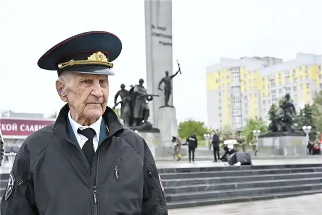 101-летний ветеран Великой Отечественной войны присоединился к памятному митингу в Брянске