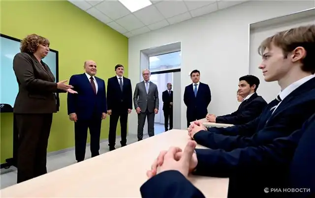 Мишустин подарил школьнику из Подмосковья книги по математике
