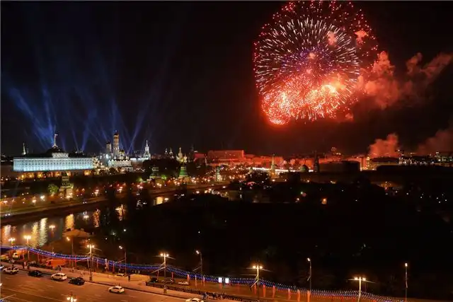 Праздничный салют в честь Дня Победы 2026 года