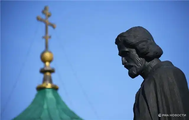 Верующие ожидают победы после крестного хода с мощами Дмитрия Донского