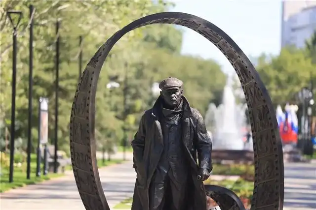 В Волгограде увековечили память режиссера Станислава Говорухина памятником