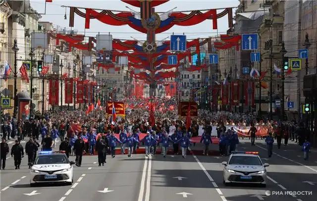 Петербург отмечает День Победы шествием «Бессмертного полка»