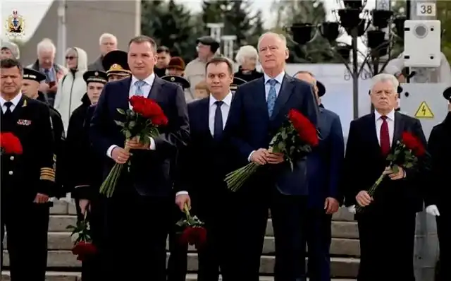 Патрушев и Цыбульский возложили цветы в память о героях конвоя «Дервиш»